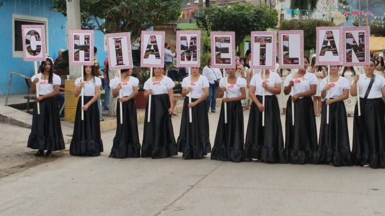 Autoridades, ciudadanos y estudiantes participaron en el desfile.