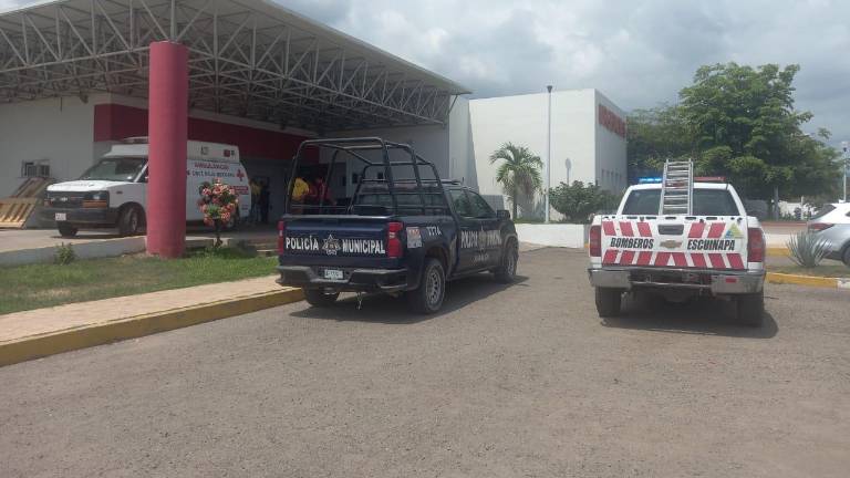Los trabajadores fueron trasladados por personal de Protección Civil y Cruz Roja al Hospital General.