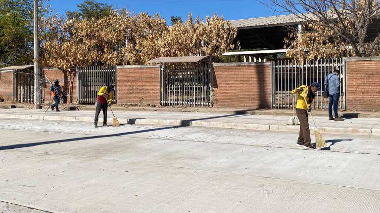 Personal del Municipio de Culiacán da los últimos retoques a la recién pavimentada avenida Antonio Nakayama.
