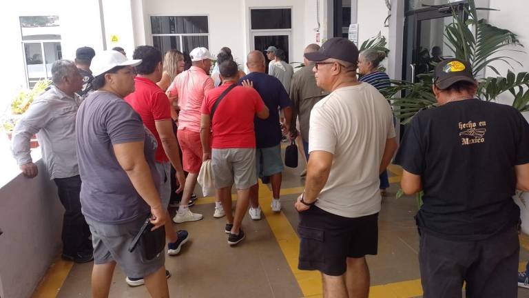La comitiva fue atendida por personal del área jurídica en privado para que no estuvieran visibles en el pasillo del Ayuntamiento.