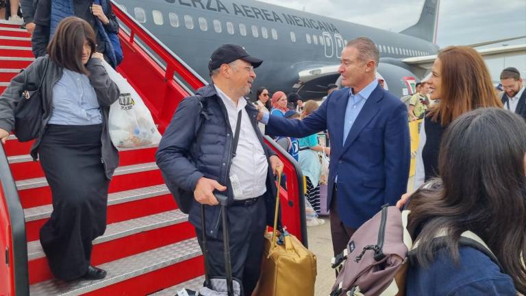 El Embajador de México en España, Quirino Ordaz Coppel, recibió en Madrid a mexicanos repatriados desde Israel.