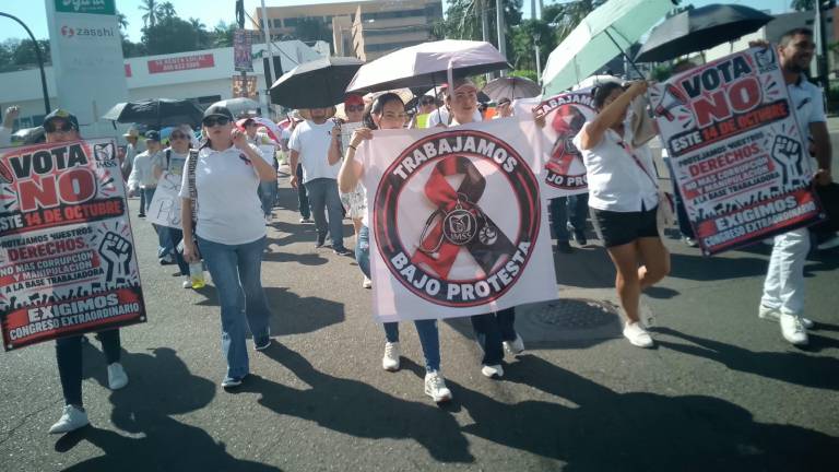 Trabajadores del IMSS marcharon este domingo para exigir mejores condiciones laborales, mayor transparencia sindical y abasto suficiente de medicamentos para atender a los pacientes.