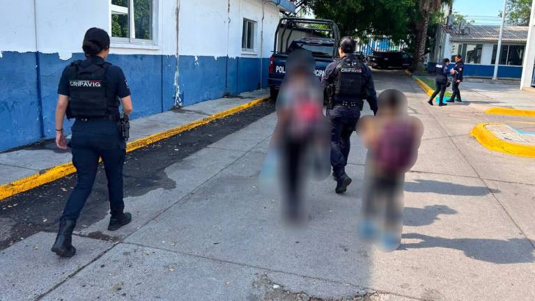 Dos menores fueron resguardados tras ser localizados trabajando en un crucero de Culiacán.