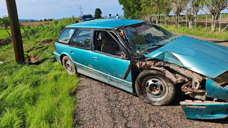Accidente en “La 800” deja a mujer lesionada tras impactar su vehículo contra un poste de CFE.