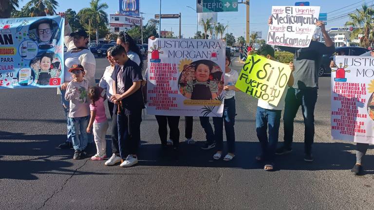 Familiares y amigos de Morgan bloquearon el viernes la avenida Ejército Mexicano para exigir ayuda urgente por el tratamiento médico que necesita el menor.