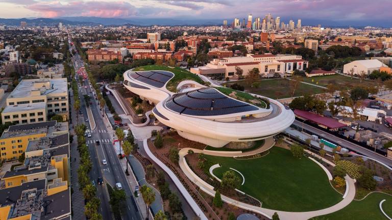 La obra tomó 16 años en construirse y abarca 300 mil pies cuadrados.