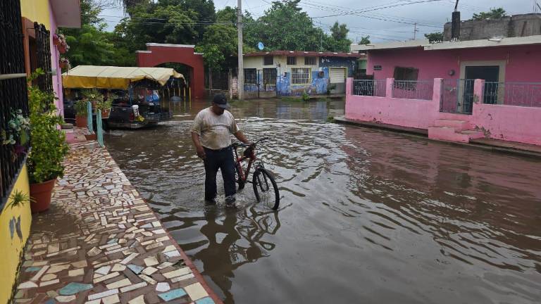 Vecinos de El Rosario viven en alerta por desbordamiento de lagunas tras impacto de tormenta Raymond.