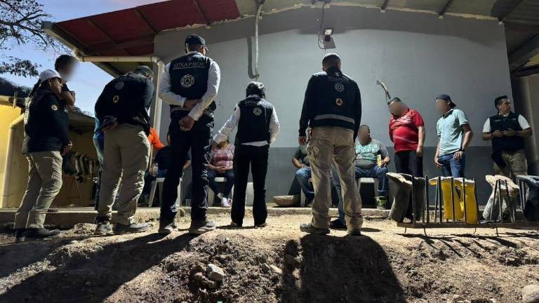 Reunión de personal de Protección Civil con familiares de mineros atrapados en Rosario.