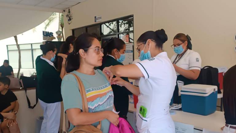 Este domingo la vacunación va avanzando poco a poco.