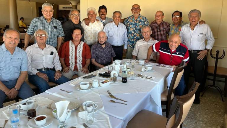 El grupo de ex alumnos de la generación 1966-1968 de la Escuela Vocacional de Ingeniería estrechan lazos de amistad.