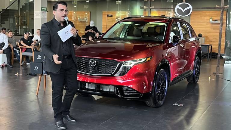 Pablo Rebollar realiza la presentación de la unidad a los clientes invitados.