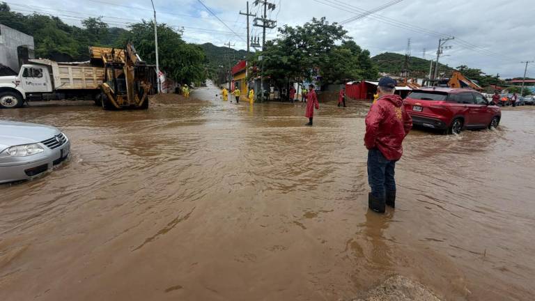 La cercanía del huracán Simon ha dejado zonas inundadas en Guerrero.
