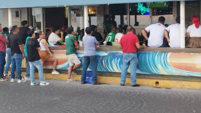 os seguidores del Tricolor vivieron con intensidad la primera mitad del duelo entre México e Inglaterra en restaurantes y bares de Mazatlán.