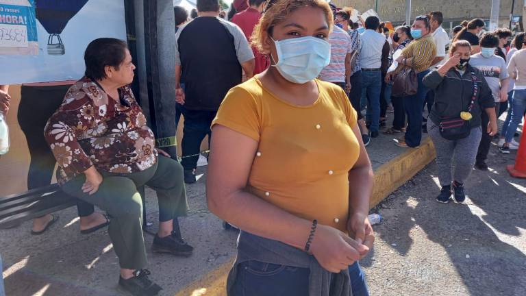 Kimberly Sarahí, de 16 años, viajó desde la sindicatura de Jesús María a Culiacán para vacunarse contra el Covid
