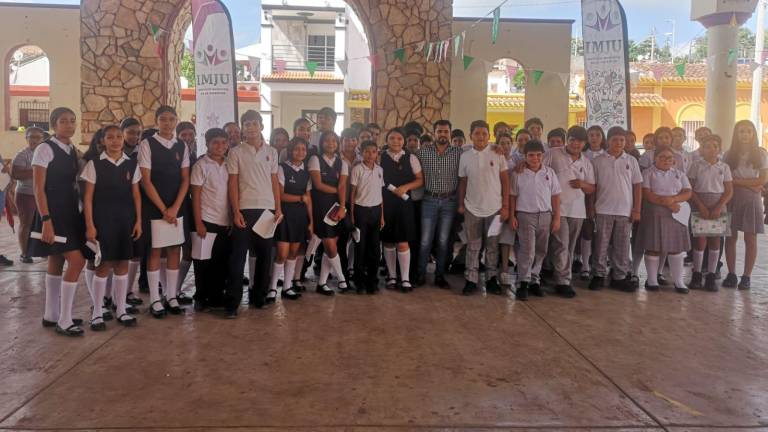 Estudiantes de las sindicaturas de El Quelite y Mármol reciben apoyo económico del Gobierno Municipal.