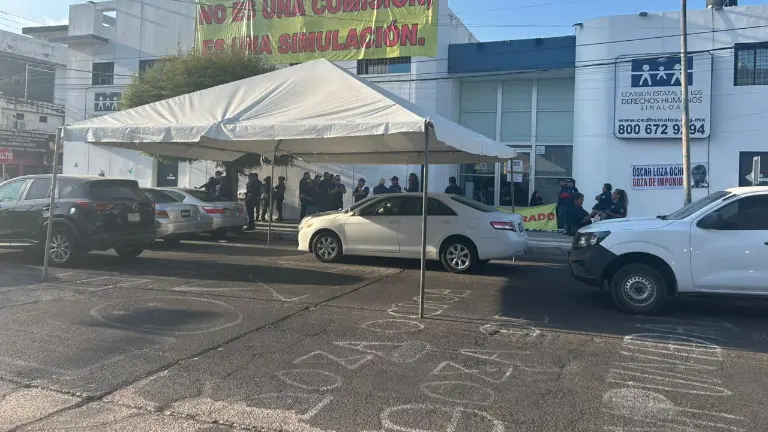 Los manifestantes informaron que la toma de las oficinas tiene un carácter indefinido ante lo que consideran una falta de certidumbre y respuesta por parte del organismo.