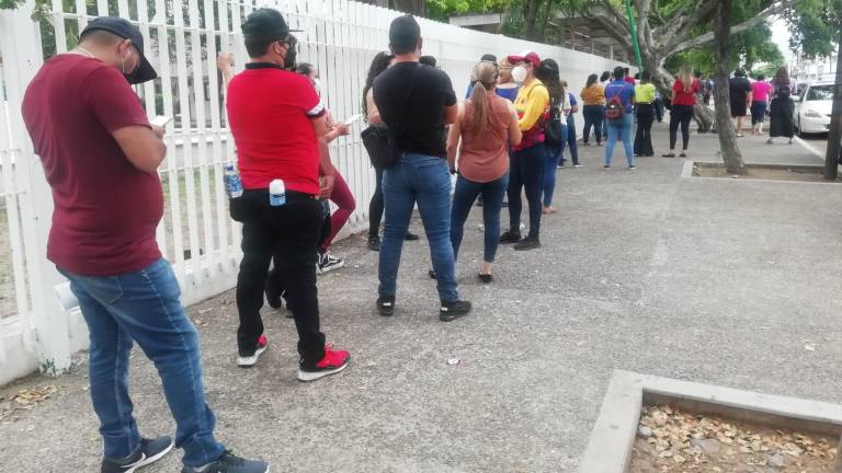 Jóvenes hacen largas filas en Culiacán para recibir primera dosis de la vacuna contra el Covid-19