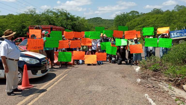 Urge apoyo a ladrilleros; se manifiestan en busca de ser atendidos por AMLO en Mazatlán