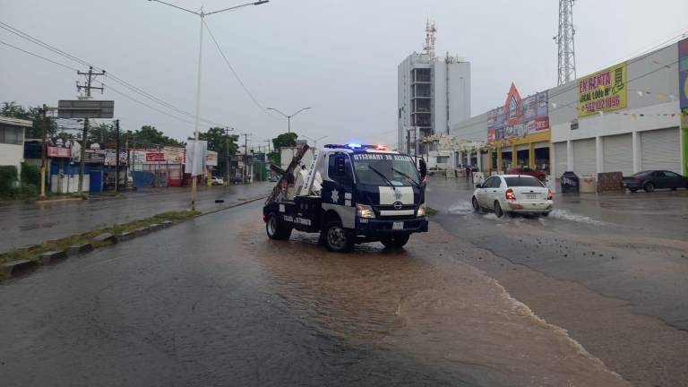 Algunas vialidades en Culiacán fueron cerradas debido a las fuertes lluvias registradas este viernes.