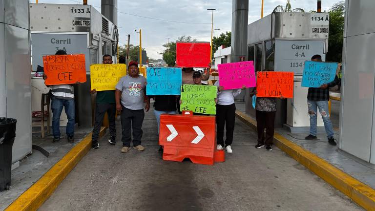 Habitantes de varias comunidades toman la caseta de peaje de Limón de Los Ramos.