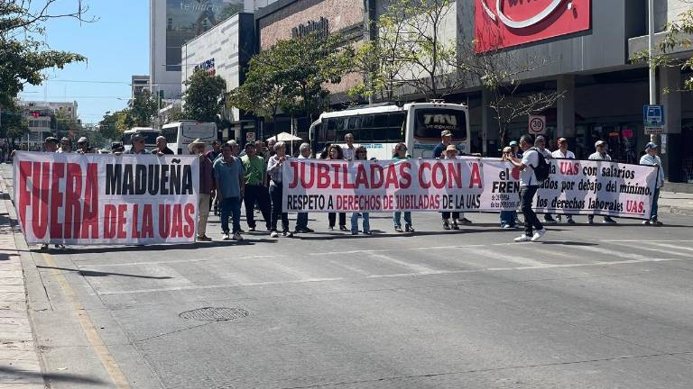 Jubilados de la UAS se manifiestan en el Centro de Culiacán.