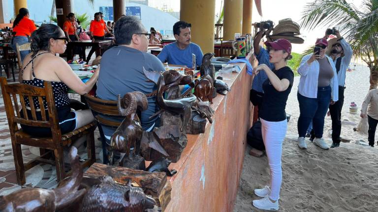 La Alcaldesa de Mazatlán Estrella Palacios Domínguez en un recorrido por la zona de Cerritos.