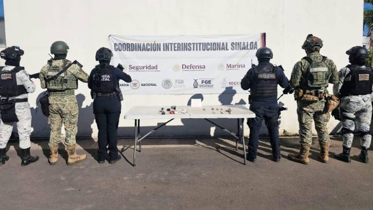 Elementos del GOE de la Policía Estatal inspeccionaron módulos del reclusorio y decomisaron celulares, cargadores y otros objetos ilícitos.