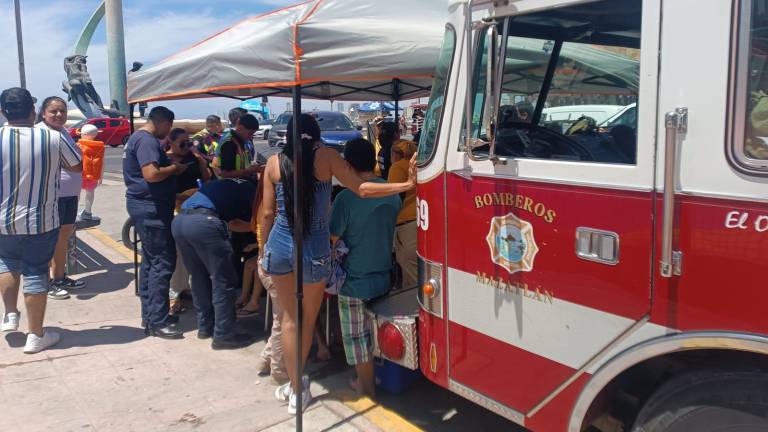 Hasta las 13:00 horas del sábado, ya se habían atendido 10 casos de picaduras de “aguamalas” en playas de Mazatlán.