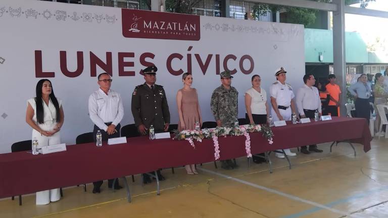 Autoridades de Mazatlán encabezan en el Cobaes de Villa Unión el Lunes Cívico.