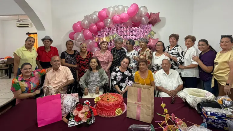 Los y las abuelitas que acuden a “Casa de Día” son atendidos por personal del DIF.