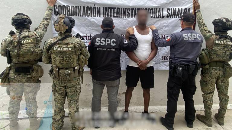 El detenido fue puesto a disposición de las autoridades competentes para los trámites legales correspondientes y su posterior traslado al Aeropuerto Internacional de Mazatlán.