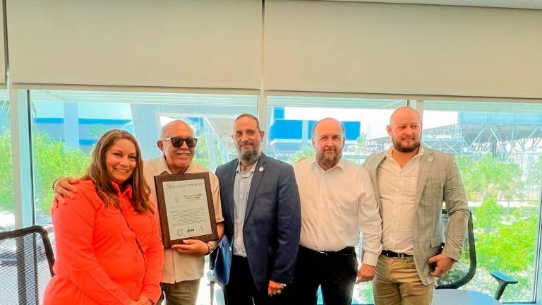 Luis Guillermo Benítez Torres con representantes de la empresa.