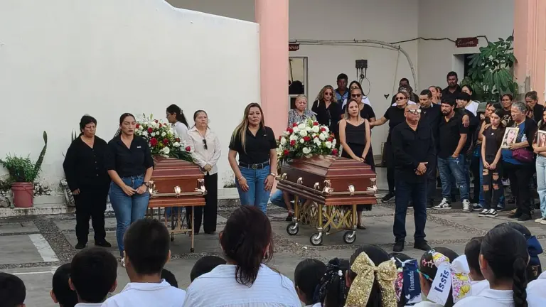 Homenaje de cuerpo presente a dos trabajadoras del Gobierno de Rosario que fallecieron en un accidente.