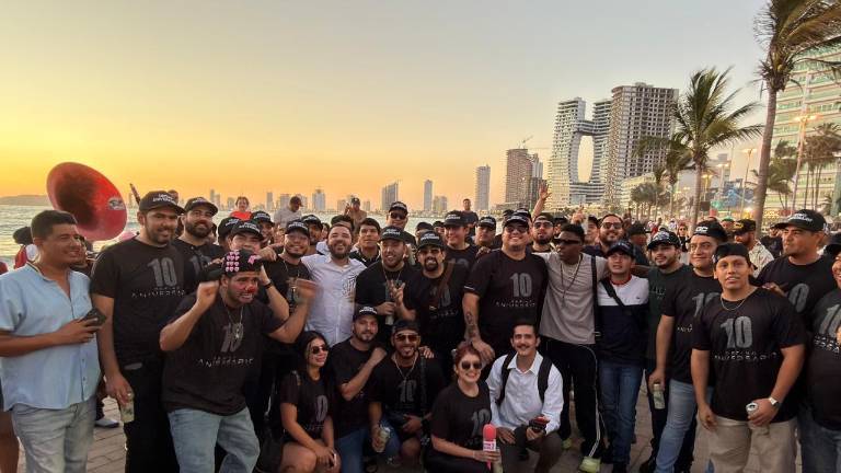 Grupo Clasificado recorrió el malecón de Mazatlán para celebrar junto a sus seguidores el lanzamiento de su álbum Décimo Aniversario.