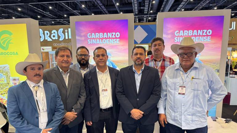 El Secretario de Agricultura de Sinaloa junto con productores agrícolas.