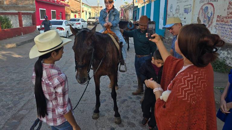 En Cacalotán, Rosario, ofrecen paseos a caballo para recaudar recursos para la escuela charra.