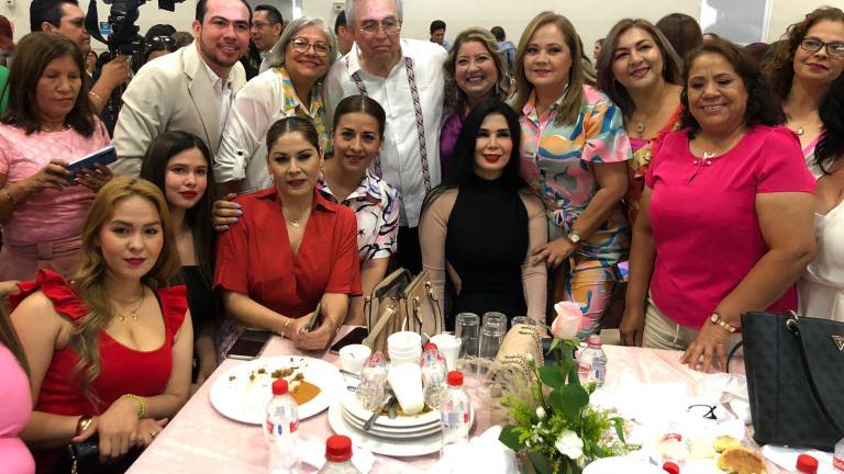 El Gobernador Rubén Rocha Moya pasó a cada mesa para tomarse fotos con las asistentes.