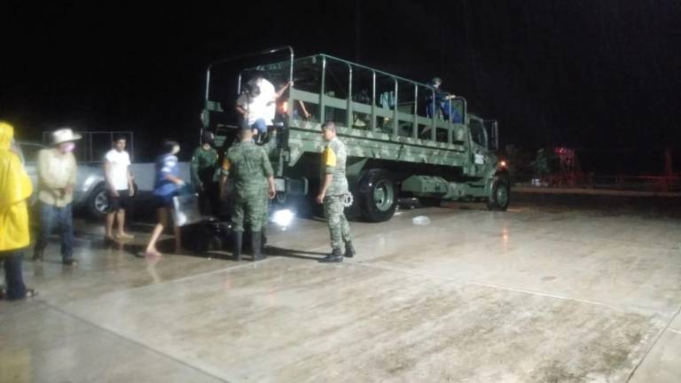 Ejército evacua a 100 pobladores de Coyotitán, San Ignacio