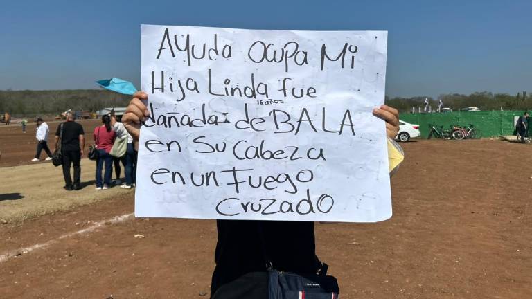La madre pide apoyo a Claudia Sheinbaum en Culiacán para su hija herida en fuego cruzado.