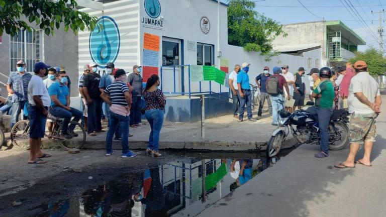 En Escuinapa, empleados de la Jumapae paran labores; exigen cese del gerente