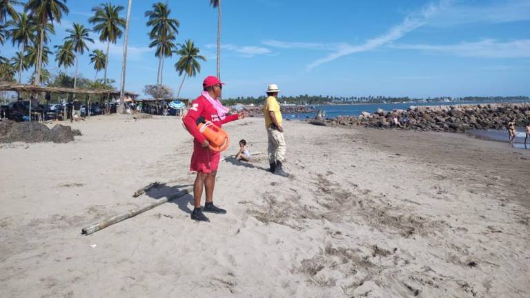 Llaman a bañistas a tener cuidado por ‘mar de fondo’ en Escuinapa