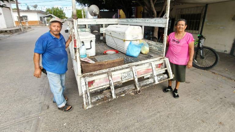 Guadalupe y Victoria recorren los pueblos de Rosario para ofrecer pescado fresco