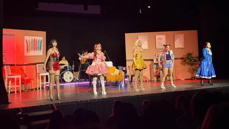 La obra musical “Tenemos que hablar” volvió al Teatro de la UAS, donde conectó con el público a través de una historia sobre las relaciones humanas y la comunicación.