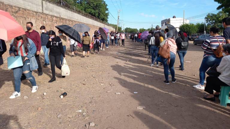 En Culiacán, fila de vacunación de adolescentes mide más de 3 kilómetros