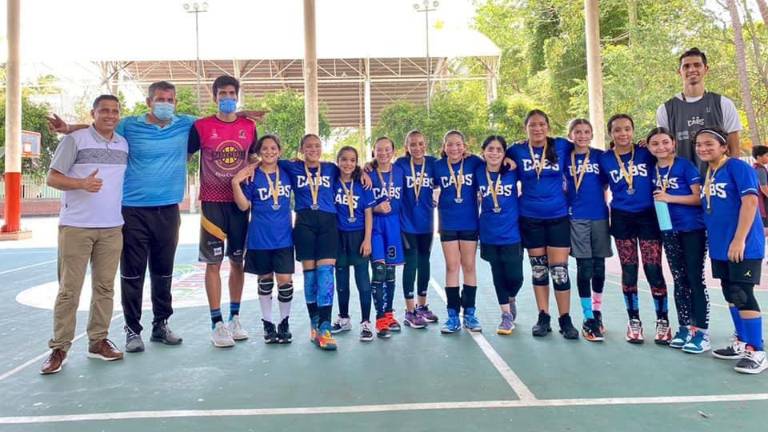 Las niñas de la Academia Caballeros tienen importantes compromisos en puerta.