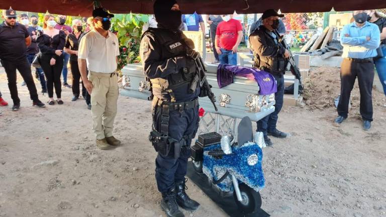 En la ceremonia ademas de los arreglos florales, se colocó la replica de una motocicleta, ya que Humberto pertenecía al escuadrón motociclista.