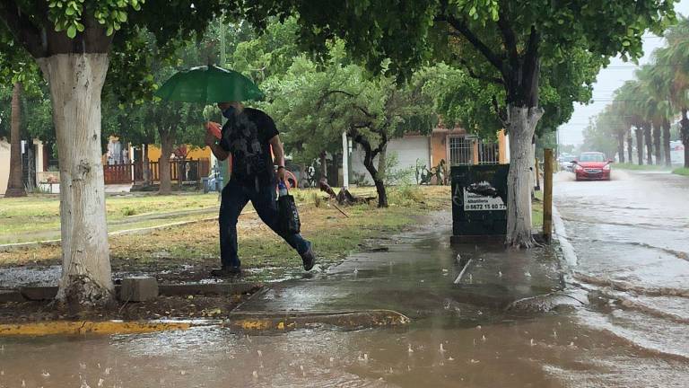 Por la lluvia prolongada, en Culiacán hay calles y cruceros de difícil acceso este lunes.