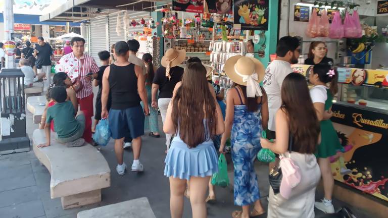 El Centro de Mazatlán vivió este domingo una notable afluencia de turistas nacionales e internacionales.