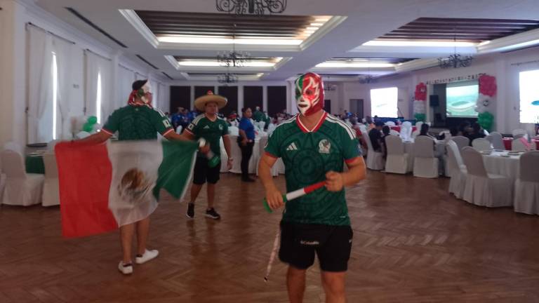 En algunos hoteles visitantes conviven para disfrutar el primer juego de la Selección Mexicana de Futbol en el Mundial 2026.