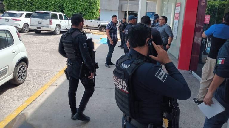 Las diferentes corporaciones fueron alertados que había disparos en una sucursal bancaria de Culiacán.
